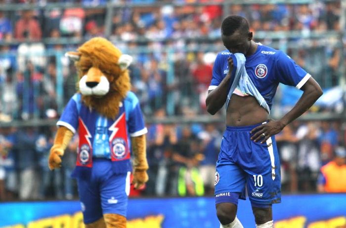 Gelandang Arema FC Konate Makan  tertunduk lesu bersama maskot klubnya ditahan imbang Persib Bandung dalam leg kedua babak 16 besar Piala Indonesia di Stadion Kanjuruhan, Kepanjen, Kabupaten Malang, Jumat (22/2/2019) sore WIB, yang berarti gagal ke babak 8 besar.