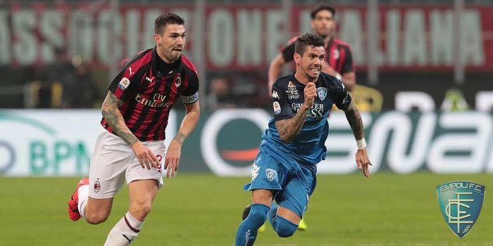 Bek AC Milan, Alessio Romagnoli (kiri), beraksi dalam laga Liga Italia melawan Empoli di Stadion San Siro, Jumat (22/2/2019).