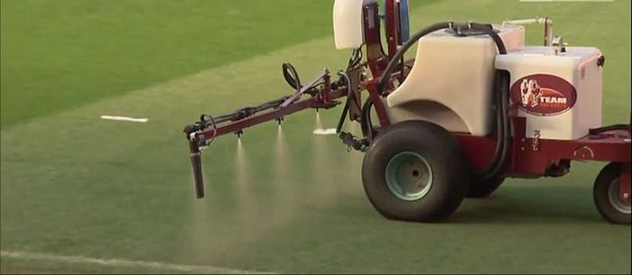Semprotan Bawang Putih ke Seluruh Permukaan Stadion Old Trafford