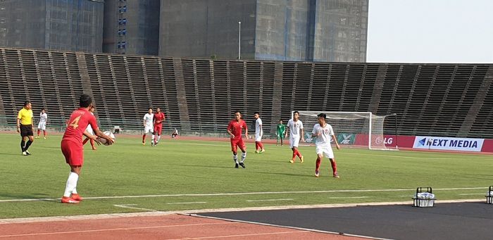 Bek timnas U-22 Indonesia, Asnawi Mangkualam (kiri) saat akan melakukan lemparan ke dalam pada saat bersua timnas U-22 Vietnam untuk semifinal Piala AFF U-22 2019, 24 Februari 2019. 