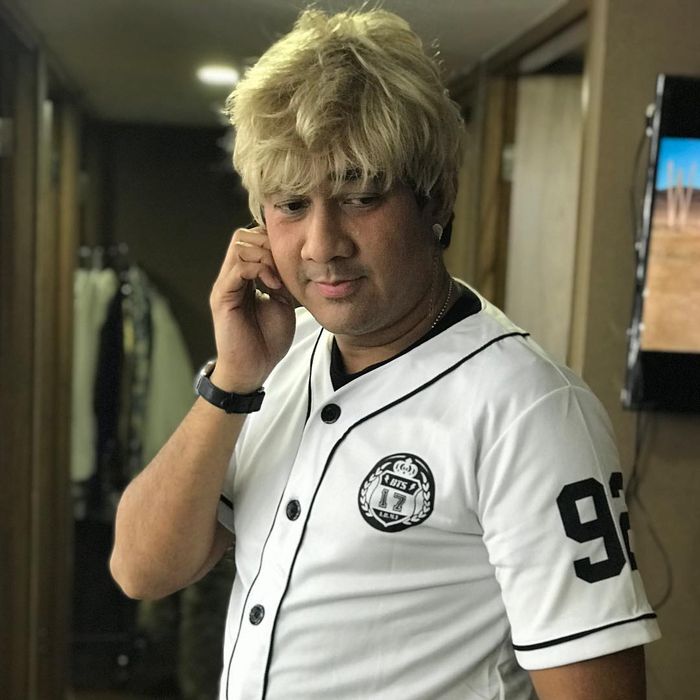Andre Taulany membagikan potret dirinya yang memakai baju berlogo BTS serta memakai wig pirang.