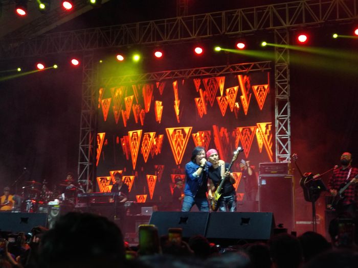 Band Dewa 19&nbsp;featuring&nbsp;Ari Lasso kembali tampil dalam acara pensi sekolah bertajuk 'Alseace 2019' yang digelar di Parkir Selatan Ocean Park BSD, Tangerang, Banten, Minggu (24/2/2019) malam.  