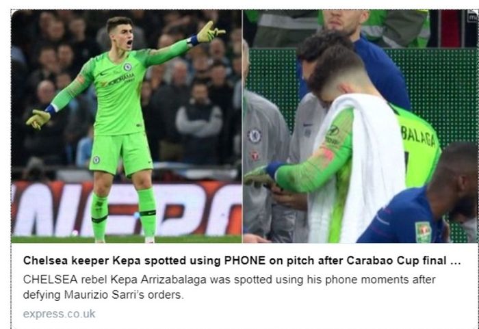 Kiper Chelsea, Kepa Arrizabalaga, berbicara dengan asisten pelatih jelang adu penalti melawna Manchester City pada final Piala Liga Inggris, Minggu (24/2/2019)