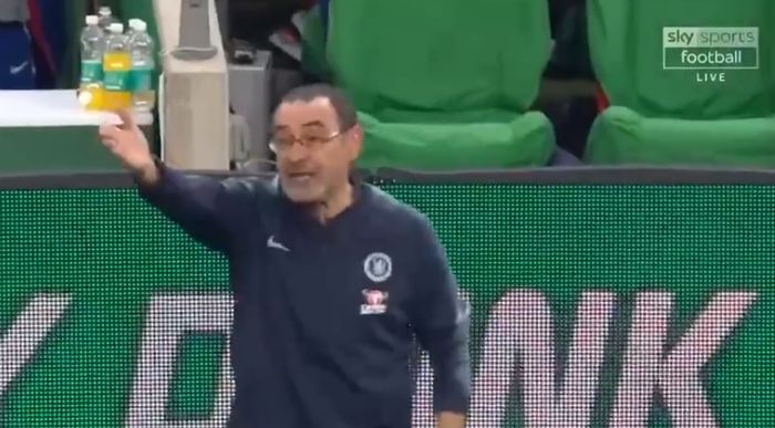 Ekspresi kemarahan pelatih Chelsea, Maurizio Sarri, dalam laga final Piala Liga Inggris melawan Manchester City di Stadion Wembley, Minggu (24/2/2019).