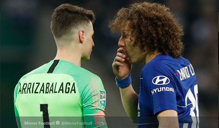 Bek Chelsea, David Luiz (kanan) berbicara dengan rekan setimnya, Kepa Arrizabalaga, saat terlibat insiden dengan pelatih Maurizio Sarri dalam laga final Piala Liga Inggris, Minggu (24/2/2019).