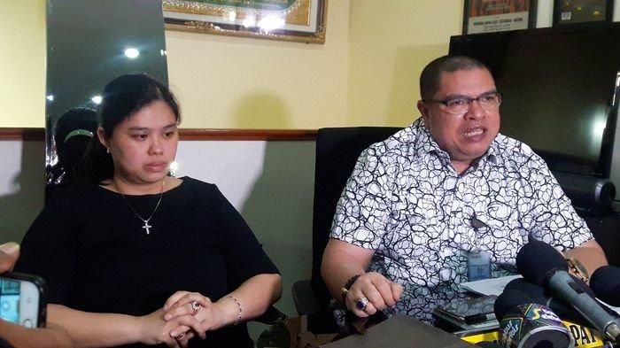 Theresia Shirley Chandrawati Rahmat (kiri) dan kuasa hukumnya Razman Arif Nasution saat menggelar jumpa pers di Kuningan, Jakarta Selatan, Jumat (22/2/2019). 