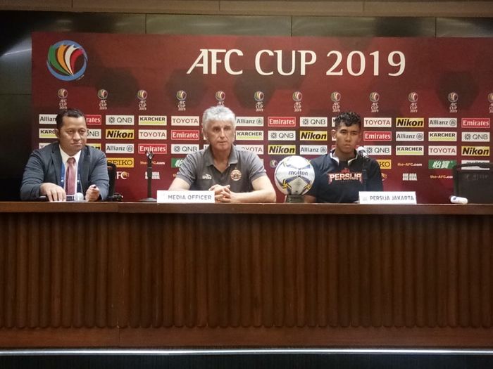 Pelatih dan pemain Persija Jakarta yakni Ivan Kolev (tengah) serta Ryuji Utomo pasca laga kontra Becamex Binh Duong, Selasa (26/2/2019).