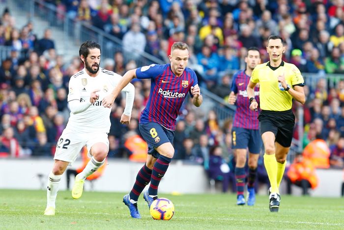 Pemain Barcelona, Arthur Melo, beraksi pada laga El Clasico kontra Real Madrid.