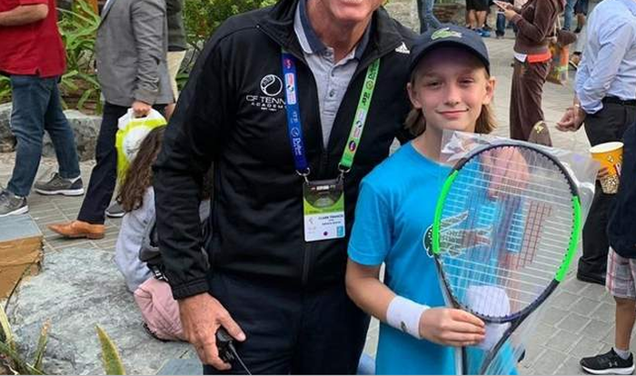 Ball boy, Artemy Solarve, saat berpose dengan raket pemberian Milos Raonic.