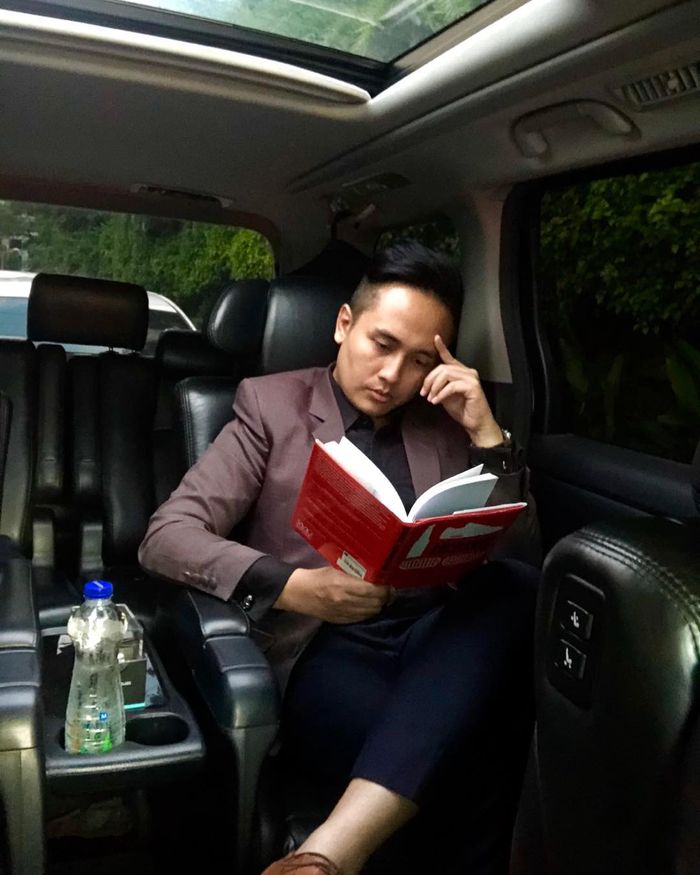 Keputusan Reino Barack untuk menikahi Syahrini, sempat membuat publik kaget. Pasalnya, dia lama menjalin hubungan dengan Luna Maya. 