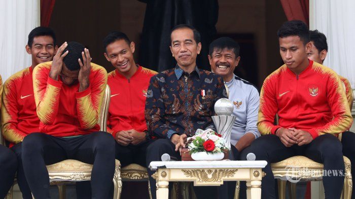 Presiden Joko Widodo alias Jokowi berbincang dengan pemain Timnas U-22 Indonesia serta ofisial di beranda Istana Merdeka, Jakarta, Kamis (28/2/2019). Presiden memberikan bonus kepada pemain timnas U-22 yang menjadi juara pada kejuaraan AFF U-22 setelah mengalahkan Thailand dengan skor 2-1. Presiden 