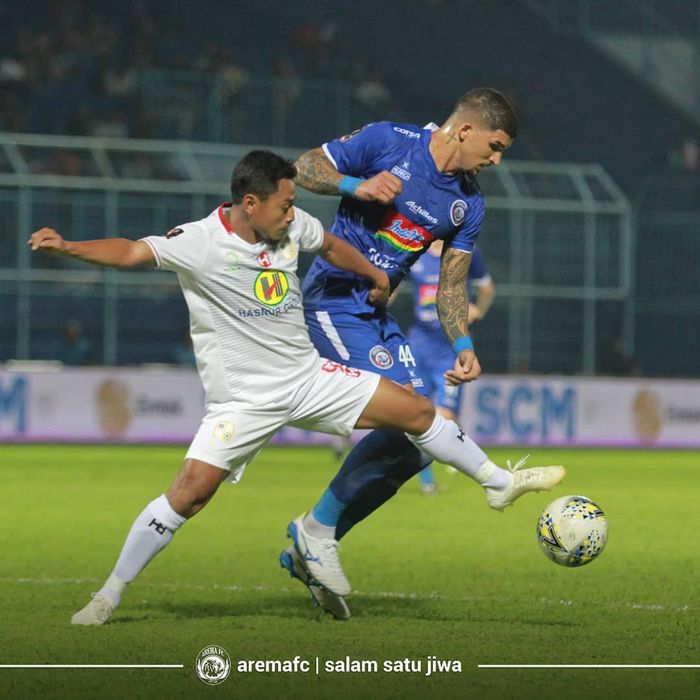 Pemain Arema, Arthur Cunha (kanan), berduel dengan penyerang Barito Putera, Samsul Arif (kiri), pada laga Grup E Piala Presiden, Senin (4/3/2019).