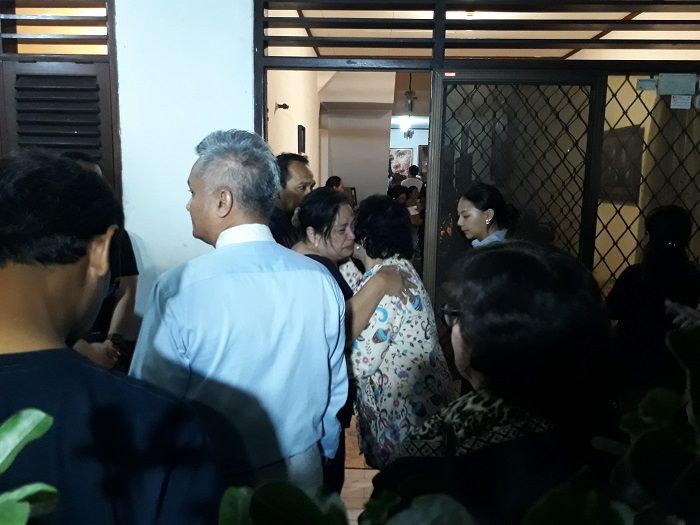 Suasana haru keluarga Mikha Tambayong di rumah duka tempat sang bunda disemayamkan.