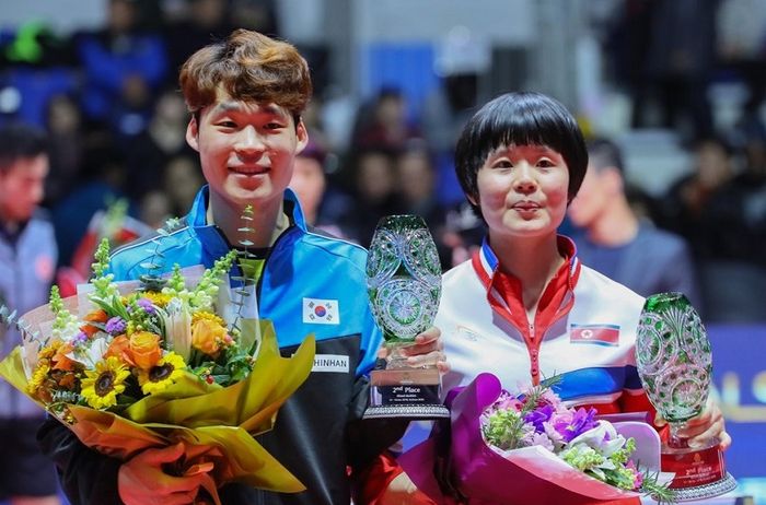 Jang Woo-jin (kiri) dan Cha Hyo-sim saat meraih medali perak nomor ganda campuran di ITTF Kejuaraan Dunia Beregu, di Incheon, Korsel (15/12/2018).