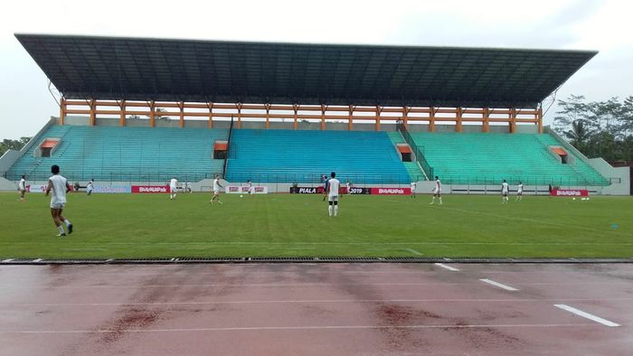 Suasana latihan PSM Makassar di Stadion Moch Soebroto, Magelang, diguyur hujan.