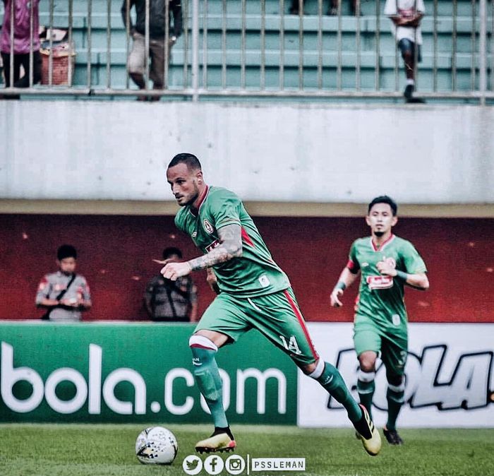 Gelandang asing PSS Sleman, Alfonso de la Cruz, saat menjalani debut melawan Madura United pada ajang Piala Presiden 2019 di Stadion Maguwoharjo, Sleman, Selasa (5/3/2019).