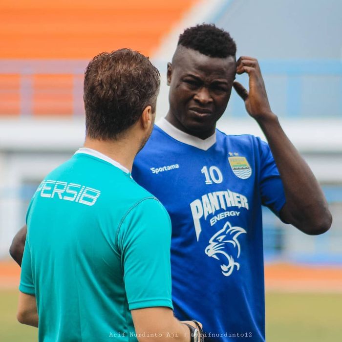 Striker Persib Bandung, Ezechiel Ndouassel, mendapatkan arahan dari pelatih Miljan Radovic.