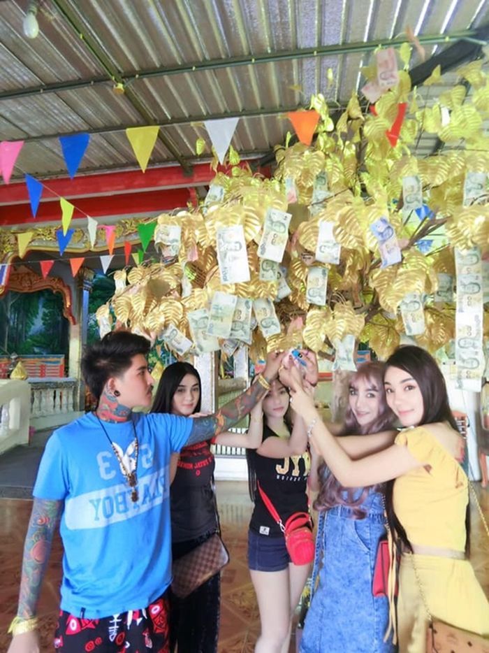 Suaminya dan empat istrinya foto bersama