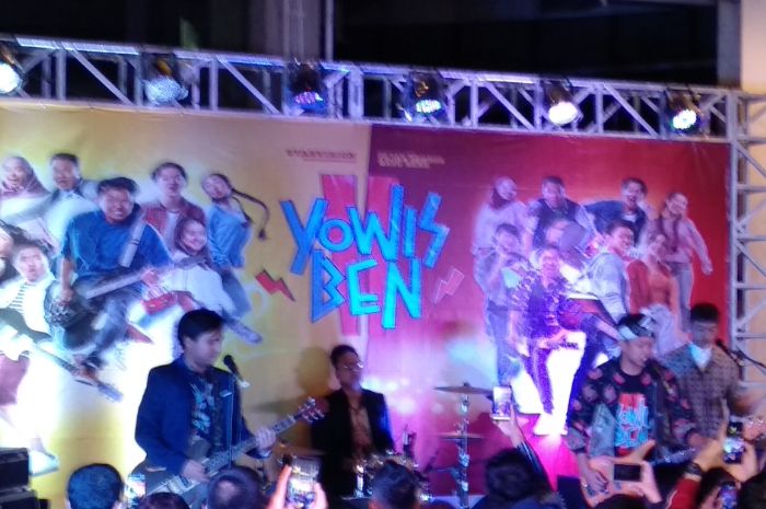 Penampilan grup band Yowis Ben dalam menyambut&nbsp;premier&nbsp;film Yowis Ben 2 yang digelar di Epicentrum XXI, Jakarta Selatan pada Rabu (6/3/2019) sore.  
