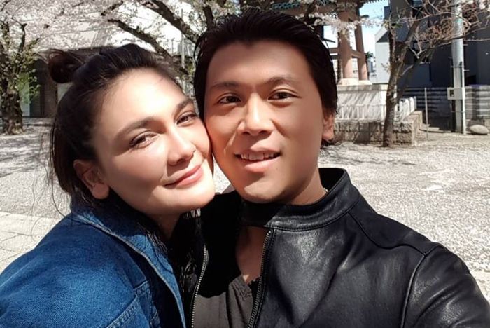 Satpam komplek perumahan Luna Maya sebut Reino Barack pernah datang tengah malam tanpa menyapa petugas.