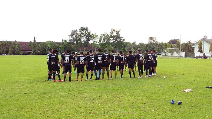 Para pemain Persipura Jayapura, sedang melakukan sesi latiha di Lapangan Demon, Kota Magelang, Jawa Tengah, Jumat (8/3/2019).