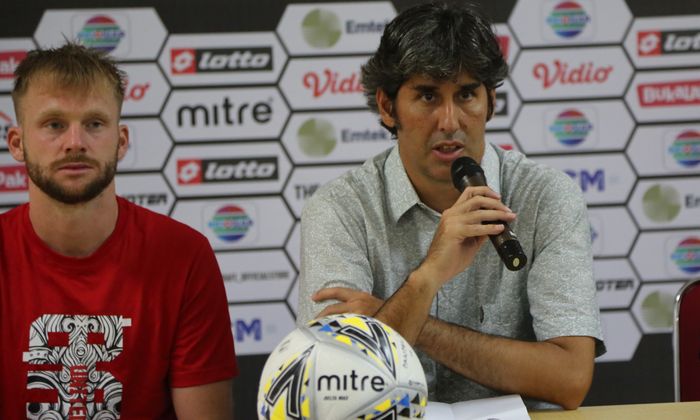 Pelatih Bali United, Stefano Cugurra (kanan), bersama anak asuhnya, Melvin Platje (kiri), saat sesi konferensi pers di Piala Presiden 2019.