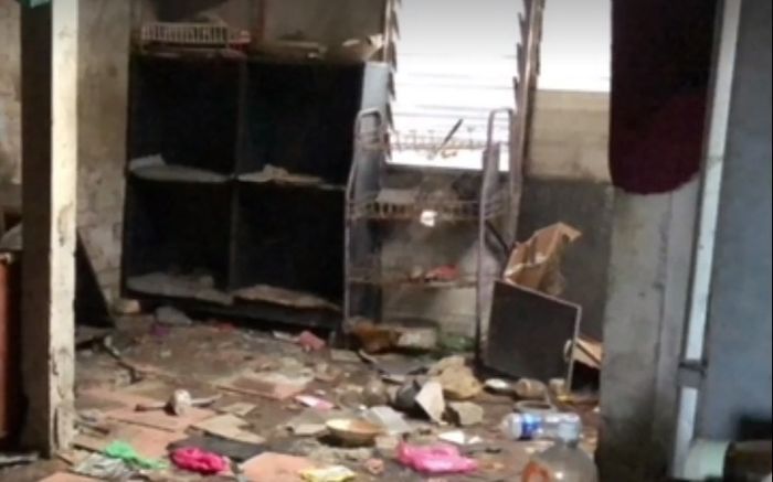 Kondisi di dalam rumah yang dipenuhi sampah