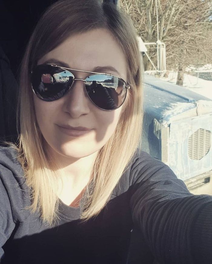 Potret cantik Jola yang menjadi kernet truk mendampingi pacarnya 