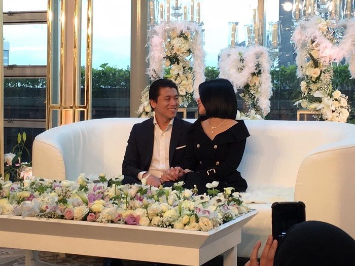 Syahrini dan Reino Barack saat jumpa pers di Grand Hyatt, Jakarta Pusat, Minggu (10/3/2019).