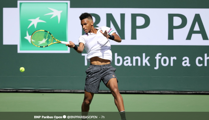 Petenis putra asal Kanada, Felix Auger-Aliassime, saat berlaga melawan Stefanos Tsitsipas.