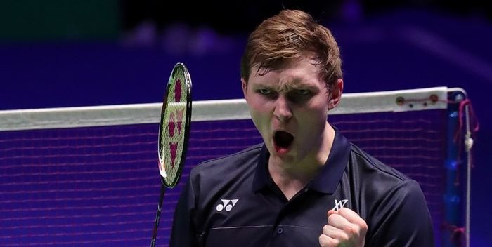 Pebulu tangkis tunggal putra Denmark, Viktor Axelsen, bereaksi pada laga semifinal All England Open 2019 di Arena Birmingham, Inggris, Sabtu (9/3/2019).