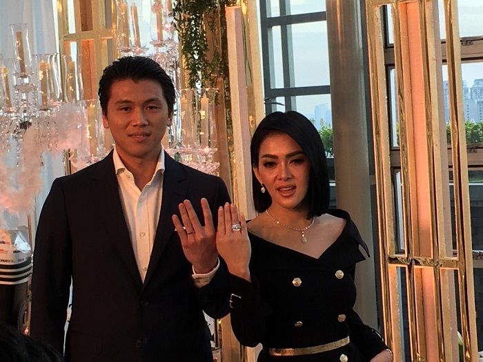 Reino Barack dan Syahrini saat jumpa pers di Grand Hyatt, Jakarta Pusat, Minggu (10/3/2019).