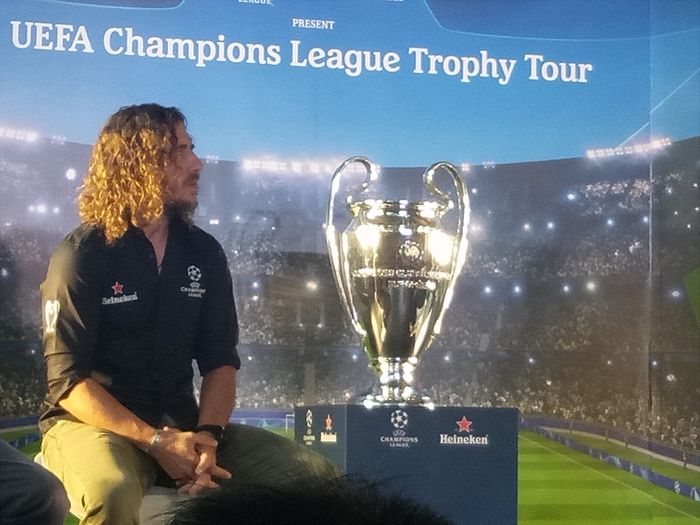 Eks kapten Barcelona, Carles Puyol, dalam acara tur trofi Liga Champions di Beer Hall, Senin (11/3/2019)