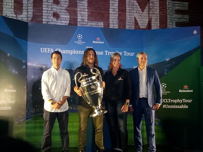 Carles Puyol (kedua dari kiri) dalam acraa tur trofi Liga Champions di Beer Hall, Jakarta, Senin (11/3/2019)