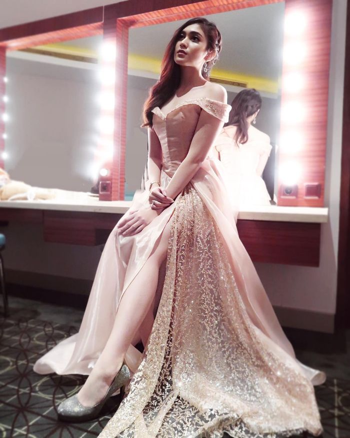 Gold Off-Shoulder Dress Untuk Gaya Seksi yang Tetap Glamor!