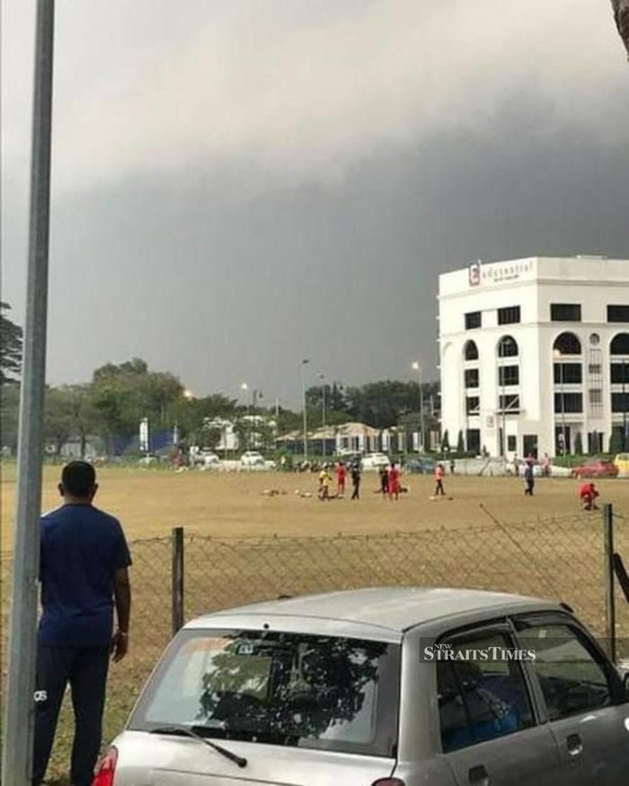 Lima orang suporter menjadi korban sambaran petir saat mendukung tim Rohingya Klang FC pada hari Minggu (10/3/2019).