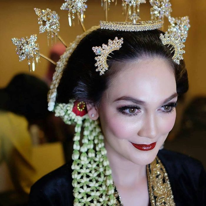Luna Maya dengan riasan pengantin adat Jawa
