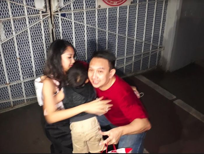 Augie Fantinus memeluk anak dan istrinya pasca bebas dari penjara.