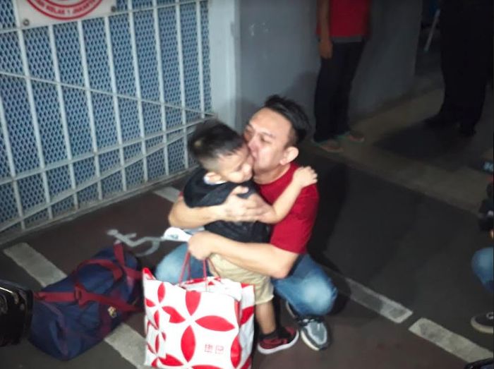 Augie Fantinus memeluk sang anak pasca bebas dari penjara.