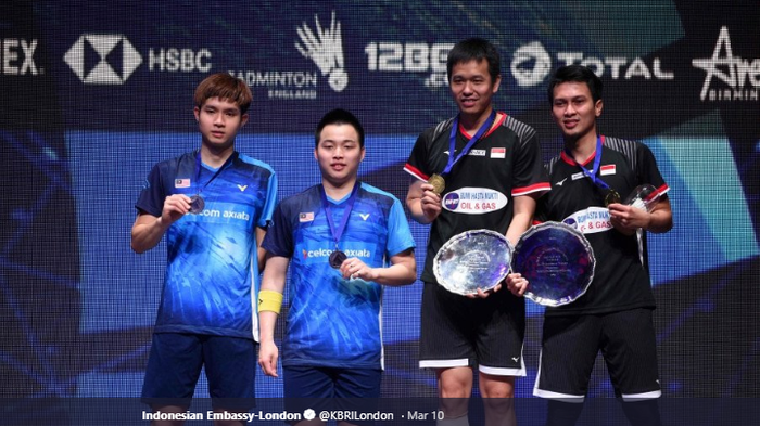 Aaron Chia/Soh Wooi Yik bersama Mohammad Ahsan/Hendra Setiawan saat naik podium ganda putra All England Open 2019 (10/3/2019).