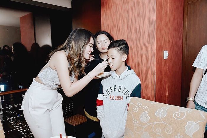 Aaliyah Memberikan Suapan Kue Ulang Tahunnya Untuk Keanu Massaid