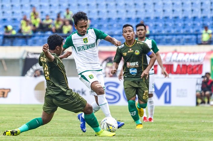 Gelandang Persebaya, Muhammad Hidayat, berebut bola dengan pemain Tira-Persikabo di Piala Presiden 2019.