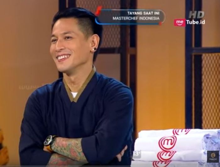 Chef Juna tersenyum ketika diledek peseta cantik bernama Yulita.