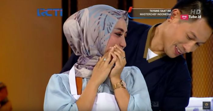 Chef Juna memakaikan celemek ke salah satu peserta masterchef Indonesia, Yulita.