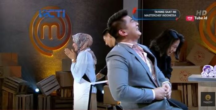 chef Arnold dan chef Renatta tertawa melihat chef Juna pakaikan celemek kepada Yulita.