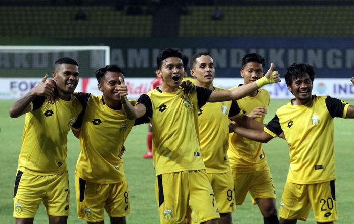 Selebrasi pemain-pemain Bhayangkara FC saat menjebol gawang Bali United  pada laga terakhir Grup B Piala Presiden 2019 di Stadion Patriot, Bekasi, Jawa Barat, Kamis (14/3/2019). 