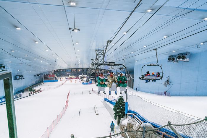 Ski Dubai, adalah arena bermain ski dalam ruang pertama di Timur Tengah. Warga Emirat biasanya belajar bermain ski di satu dari lima jalurnya sebelum pergi ke sanggraloka alpen. Jalur ski baru pemecah rekor akan dibangun, merupakan bagian dari ledakan pembangunan yang dipacu oleh Expo 2020 pameran yang diharapkan menarik 25 juta pengunjung.