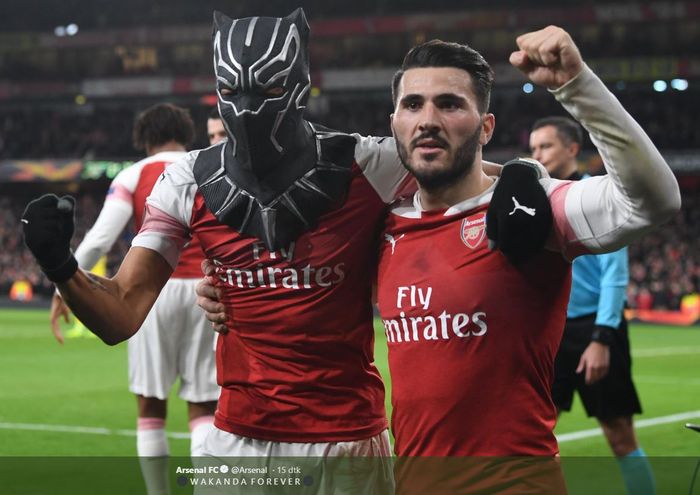 Penyerang Arsenal, Pierre-Emerick Aubameyang (kiri), merayakan gol yang dicetak ke gawang Rennes dalam laga leg kedua babak 16 besar Liga Europa di Stadion Emirates, Kamis (14/3/2019).