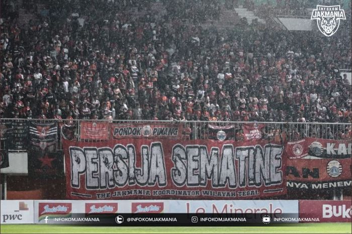 Suporter Persija Jakarta, The Jak Mania, Memadati Tribune Timur Stadion Maguwoharjo, Sleman. Laga Kontra PSS Sleman Memecahkan Rekor Jumlah Penonton Terbanyak di Piala Presiden 2019