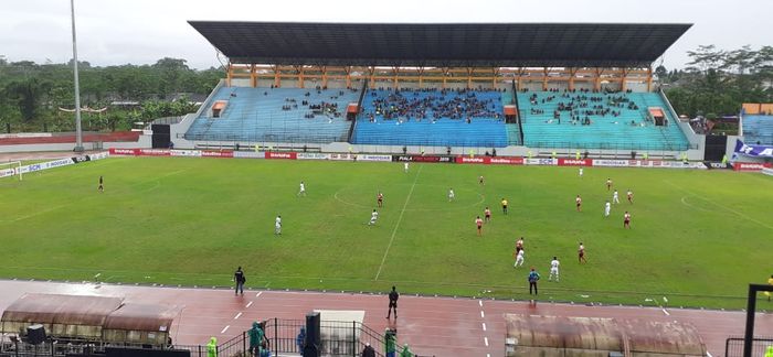 Suasana Pertandingan Persipura Jayapura Versus Kalteng Putra di Laga Terakhir Babak Penyisihan Grup C Piala Presiden 2019 di Stadion Moch. Soebroto, Magelang, Sabtu (16/3/2019).